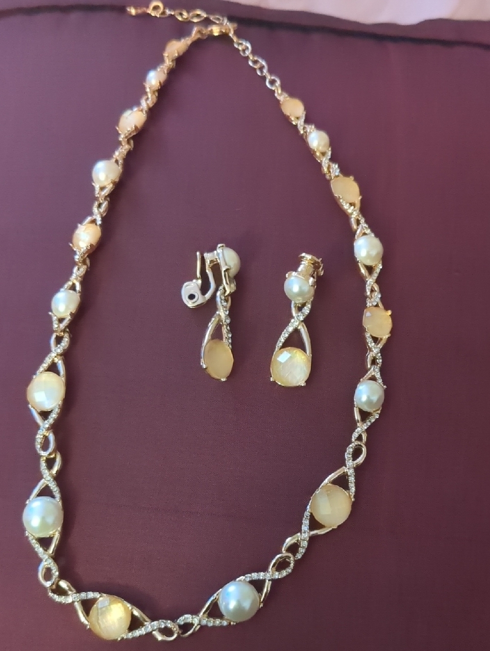•Faux Pearl/Crystal Infinity Necklace Set
